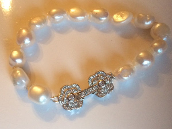 Bracelet: baroque ivory pearl with sparkly flowers clasp - classic silver tone - Precious as a Pearl