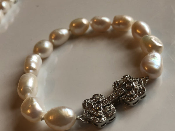 Bracelet: baroque ivory pearl with sparkly flowers clasp - classic silver tone - Precious as a Pearl