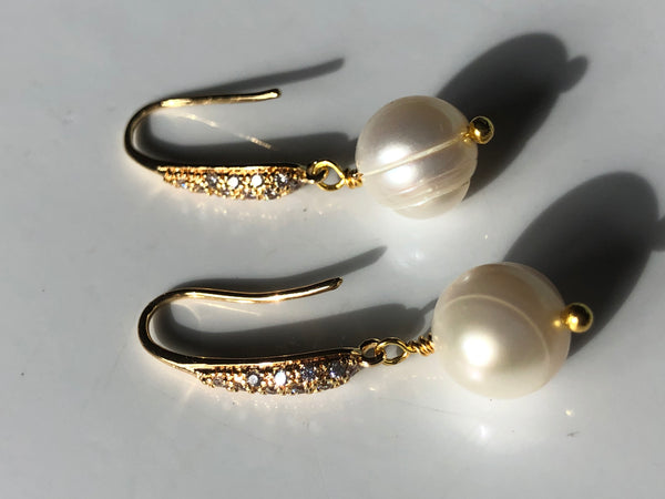 Earrings: Pearl baroque drop ivory on gold-filled sparkling hooks - classic - Precious as a Pearl