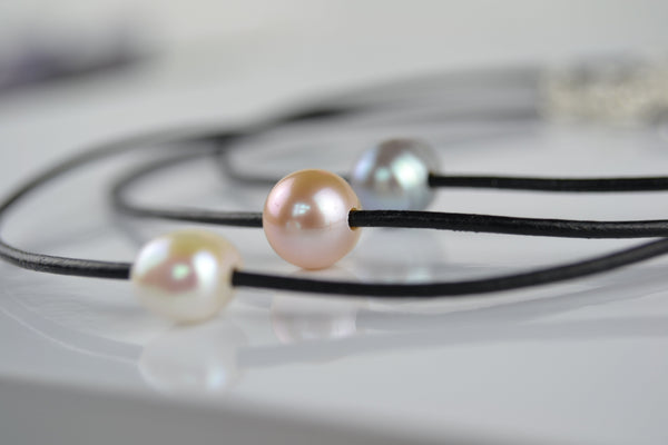Choker: Peachy pink cultured pearl choker on a leather cord - Precious as a Pearl