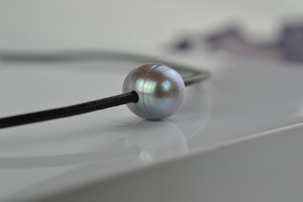Choker: Grey/Blue cultured pearl choker on a leather cord - Precious as a Pearl