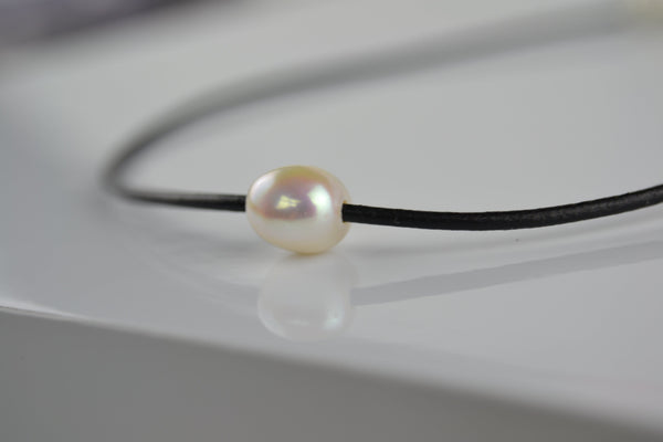 Choker: Grey/Blue cultured pearl choker on a leather cord - Precious as a Pearl