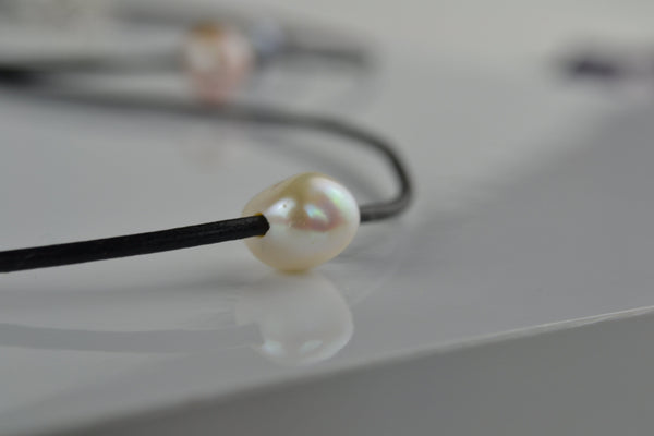 Choker: Ivory cultured pearl choker on a leather cord - Precious as a Pearl
