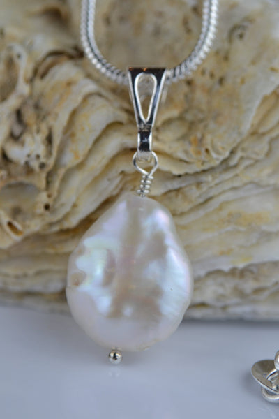 Pendant: Ivory pearl coin Pendant - classic - Precious as a Pearl