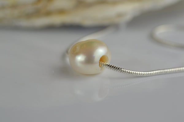 Pendant: Floating ivory pearl on silver snake chain - classic collection - Precious as a Pearl