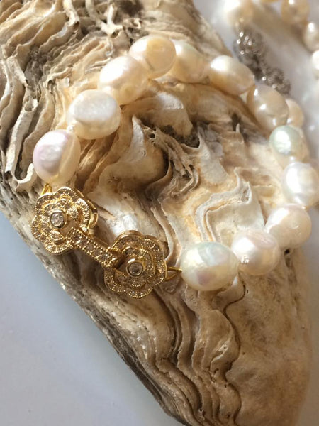 Bracelet: baroque ivory pearl with pretty gold finish flower clasp - classic gold tone - Precious as a Pearl