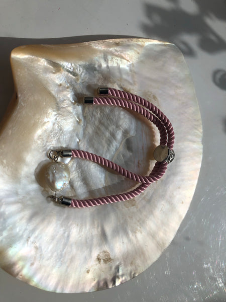 Bracelet: Pearl coin slider bracelets in silvertone. - Precious as a Pearl