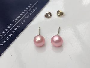 Pearl Stud Earrings: Baby pink freshwater Pearl medium - Precious as a Pearl