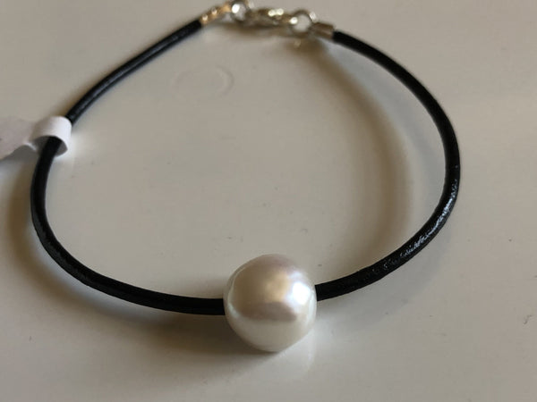 Bracelet: Pearl and leather cord bracelet - Precious as a Pearl