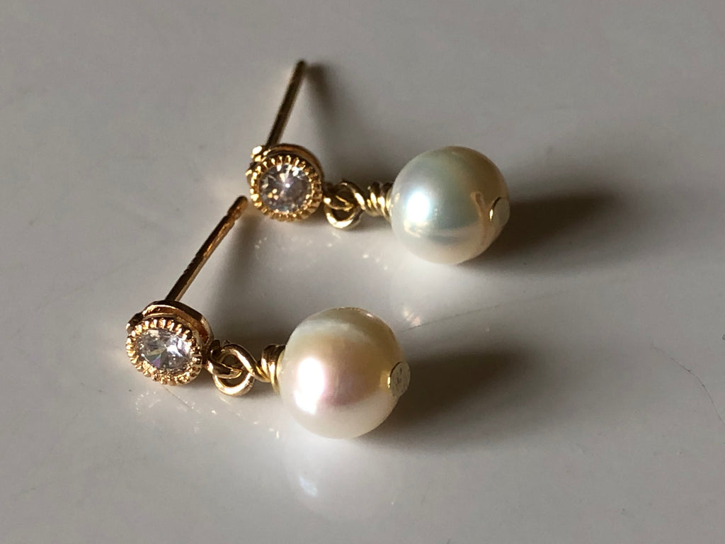 Satin-finish gold vermeil and pearl oyster shell post earrings - Terrestra
