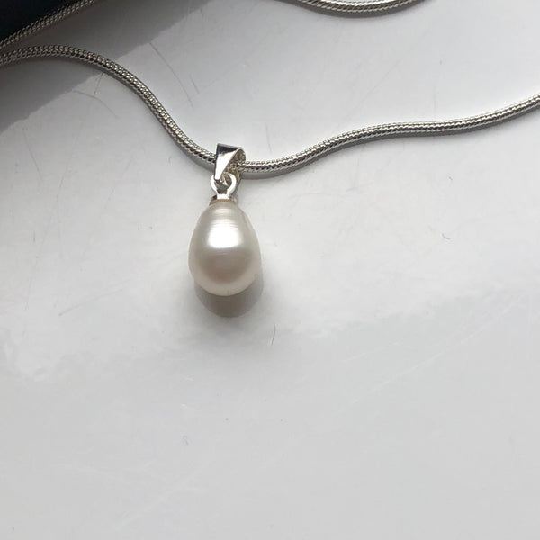 Pendant: Classic ivory Pearl pendant