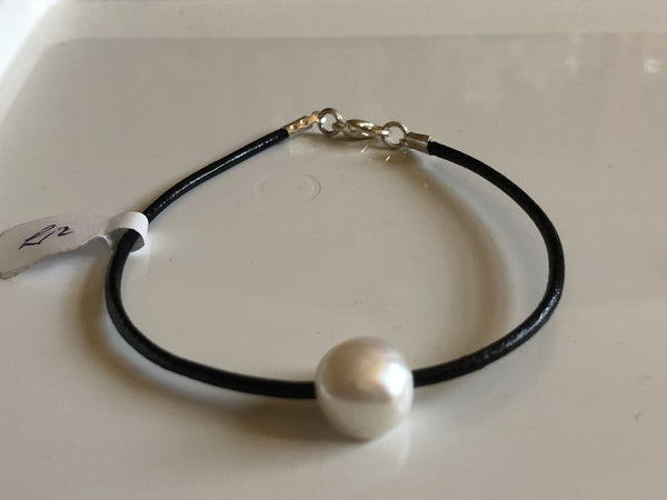 Bracelet: Pearl and leather cord bracelet - Precious as a Pearl