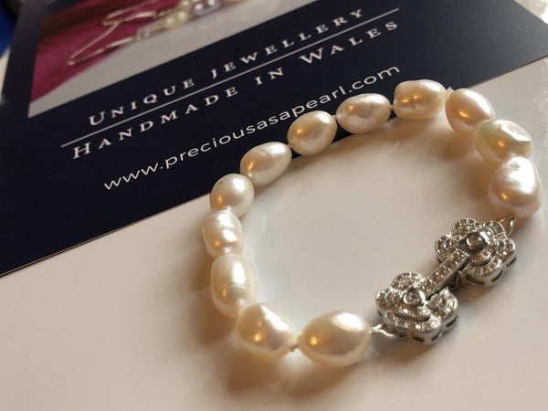 Bracelet: baroque ivory pearl with sparkly flowers clasp - classic silver tone - Precious as a Pearl